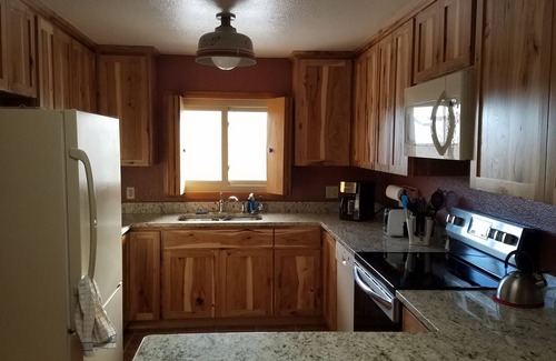 Laramie House | Comfortable Passive-Solar 3-Bedroom Earth-Bearmed House In Quiet Area Near U.W.