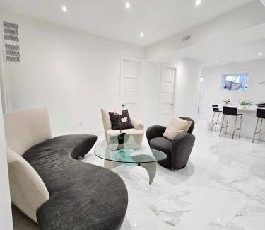 Lawrence Heights Bed & Breakfast | Comfortable Room in Toronto next to Yorkdale mall