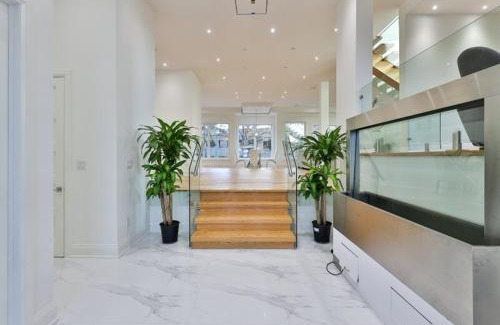 Lawrence Heights Bed & Breakfast | Comfortable Room in Toronto next to Yorkdale mall