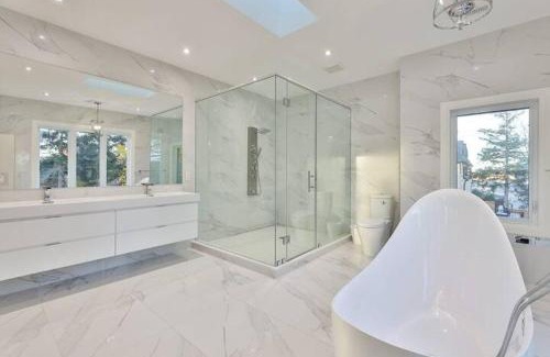 Lawrence Heights Bed & Breakfast | Comfortable Room in Toronto next to Yorkdale mall