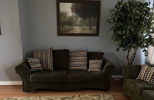 Allendale House | Comfortable Room near Baltimore Hospitals