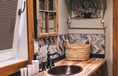 Clearwater Other | Comfortable rustic cabin right next to Wells Gray Park