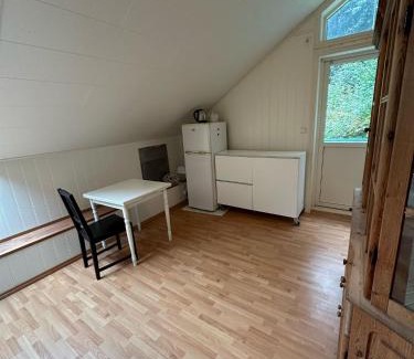 Osoyro House | Comfortable single room - double bed - private bathroom - Free parking - Shared kitchen - Bus stop and store 2 min walk