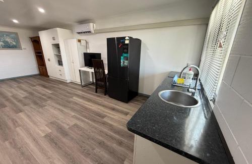 Bowen Apartment | Comfortable studio in Bowen 4805