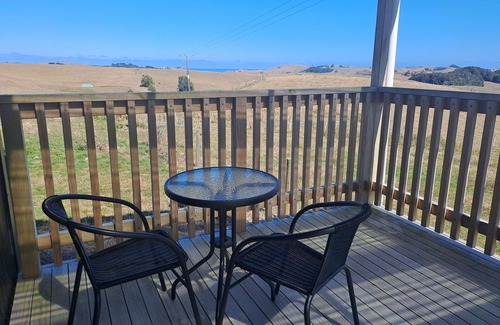 Te Mata Cabin | Comfortable studio with stunning mountain & ocean views – Your perfect getaway!