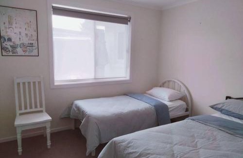 Lakes Entrance House | Comfortable three bedroom home close to the beach