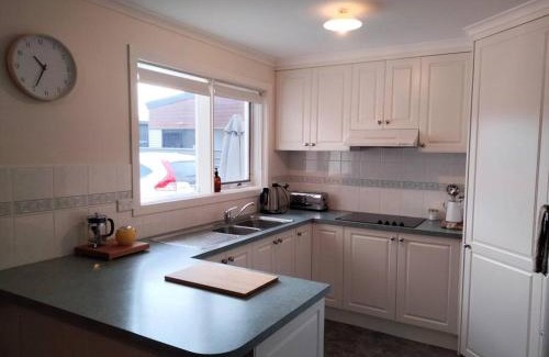 Lakes Entrance House | Comfortable three bedroom home close to the beach