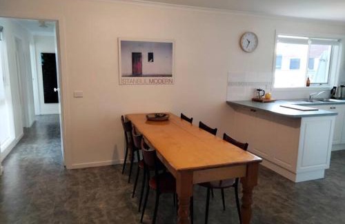 Lakes Entrance House | Comfortable three bedroom home close to the beach