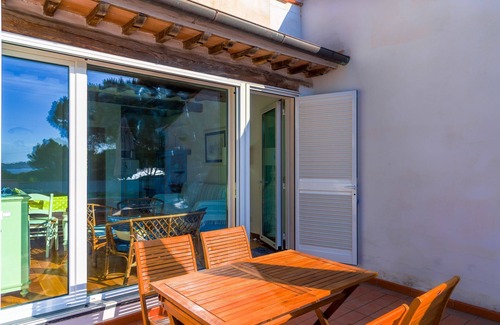 Magazzini Apartment | Comfortable three-room apartment with a large terrace overlooking the Gulf of Portoferraio