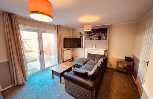 Newton Aycliffe House | Comfortable Two Bedroom Home DL5 with Garden Parking and Free WiFi
