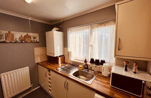 Newton Aycliffe House | Comfortable Two Bedroom Home DL5 with Garden Parking and Free WiFi