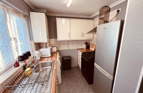 Newton Aycliffe House | Comfortable Two Bedroom Home DL5 with Garden Parking and Free WiFi