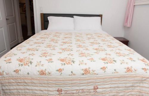 Richmond Hill House | Comfortable Two Bedroom Basement Suite with Full Kitchen Bathroom and Queen Beds
