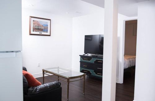 Richmond Hill House | Comfortable Two Bedroom Basement Suite with Full Kitchen Bathroom and Queen Beds
