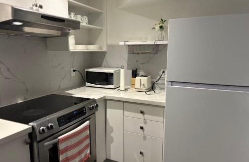 Richmond Hill House | Comfortable Two Bedroom Basement Suite with Full Kitchen Bathroom and Queen Beds