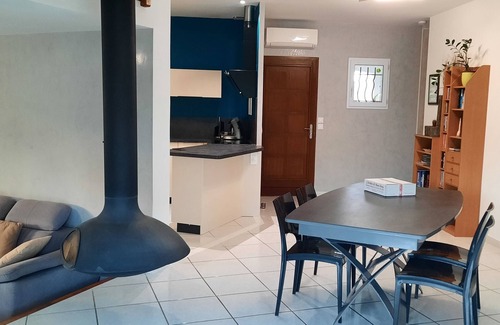 Vailhauques Villa | Comfortable vacation villa with swimming pool in the countryside on the outskirts of town
