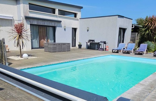 Locquirec House | Comfortable villa with heated pool