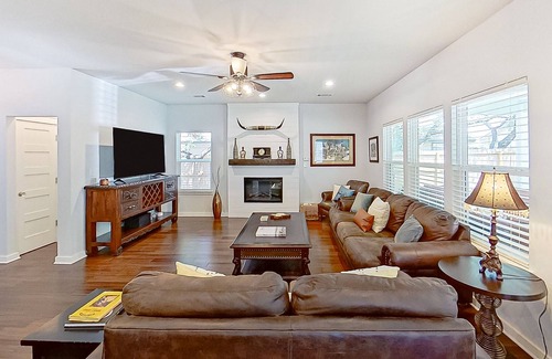 Johnson City House | Comforting dog-friendly home with full kitchen, gas grill, patio area, and TV