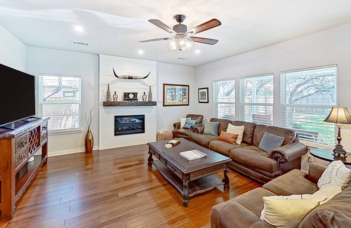 Johnson City House | Comforting dog-friendly home with full kitchen, gas grill, patio area, and TV