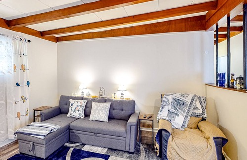 Chickamauga House | Comforting dog-friendly home with washer/dryer, full kitchen, & central AC