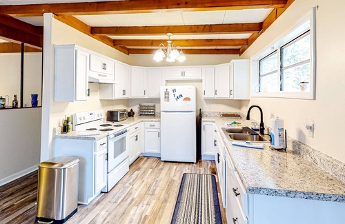 Chickamauga House | Comforting dog-friendly home with washer/dryer, full kitchen, & central AC