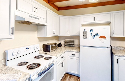Chickamauga House | Comforting dog-friendly home with washer/dryer, full kitchen, & central AC