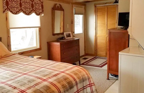 Oxford Cottage | Comforting lakefront cottage with gas fireplace, washer/dryer, firepit, & patio