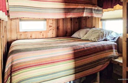 Oxford Cottage | Comforting lakefront cottage with gas fireplace, washer/dryer, firepit, & patio