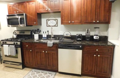Downtown Baltimore Condo | Comfy 1 Bedroom Condo- Peaceful area w/Parking Pad
