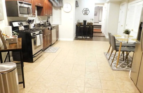 Downtown Baltimore Condo | Comfy 1 Bedroom Condo- Peaceful area w/Parking Pad