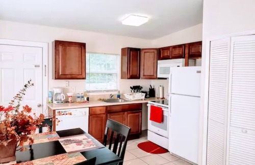 Pine Castle House | Comfy 1Bed/1Bath/Full Kitchen & Yard, Minutes from Airport & Near Everything