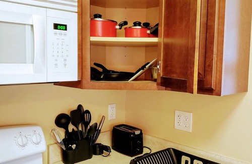 Pine Castle House | Comfy 1Bed/1Bath/Full Kitchen & Yard, Minutes from Airport & Near Everything