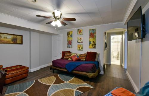 Downtown Omaha Apartment | Comfy 1BR King Near Omaha Hotspots