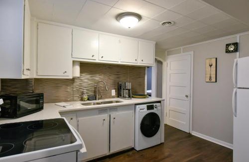 Downtown Omaha Apartment | Comfy 1BR King Near Omaha Hotspots