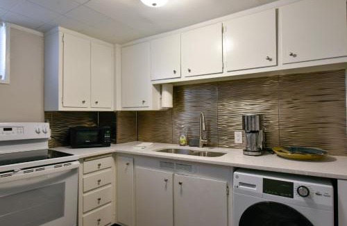 Downtown Omaha Apartment | Comfy 1BR King Near Omaha Hotspots