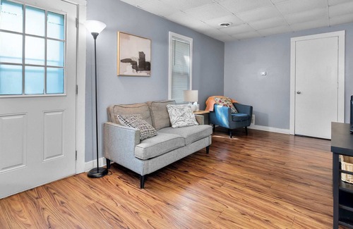 West Des Moines House | Comfy 1BR Retreat + Free Parking in Valley Junctio