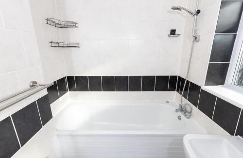 Strood House | Comfy 2 Bedroom House for 4