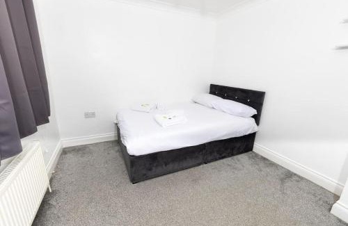 Strood House | Comfy 2 Bedroom House for 4