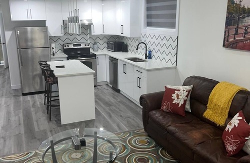 Northeast Edmonton House | Comfy 2 bedroom stay tucked away in a sleepy neighborhood few mins to the Henday