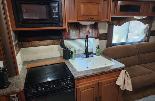 Hawkins House | Comfy 2010 Surveyor RV, 2 bedrooms in Holiday Village in Quitman