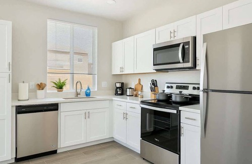 Glendale Apartment | Comfy 2BR | 70” Smart TV | Sleeps 7 | Free Parking