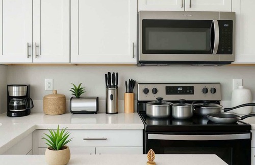 Glendale Apartment | Comfy 2BR | 70” Smart TV | Sleeps 7 | Free Parking