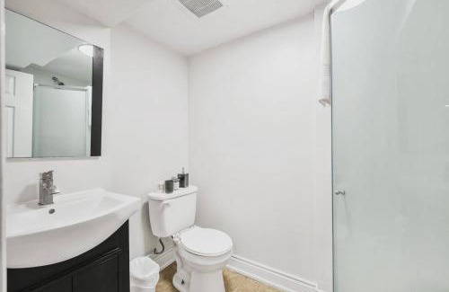 Durham Region Apartment | Comfy 2BR Apt near Beach and Downtown Free Parking