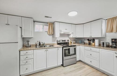 Durham Region Apartment | Comfy 2BR Apt near Beach and Downtown Free Parking