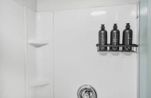 Durham Region Apartment | Comfy 2BR Apt near Beach and Downtown Free Parking