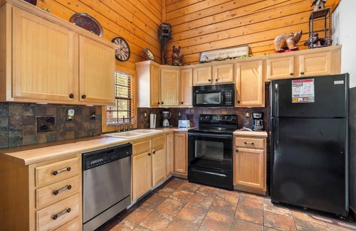 Branson Theater District Cabin | Comfy 2BR+Loft Cabin with Fireplace in the Middle of Branson Action
