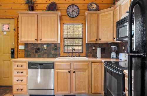 Branson Theater District Cabin | Comfy 2BR+Loft Cabin with Fireplace in the Middle of Branson Action