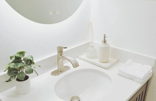 South Berkeley Apartment | Comfy 2BR Near UCB 8 Min Drive.