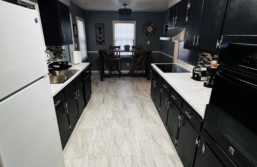 Whitehaven House | Comfy 3-bedroom house, 5 mins from Airport and 7 mins from Graceland