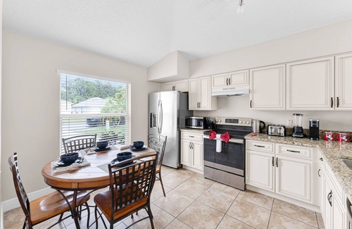 Chatham Park House | Comfy 3 bedroom with pool